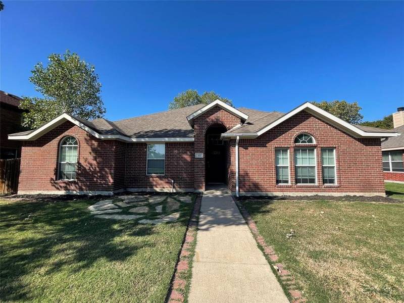 327 Fox Hollow Drive, Red Oak, TX 75154