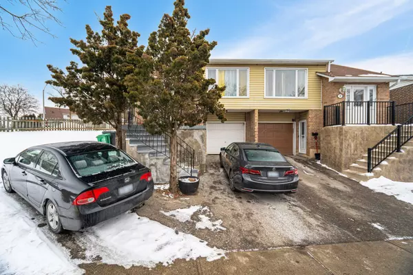 12 Courtleigh SQ, Brampton, ON L6Z 1J3