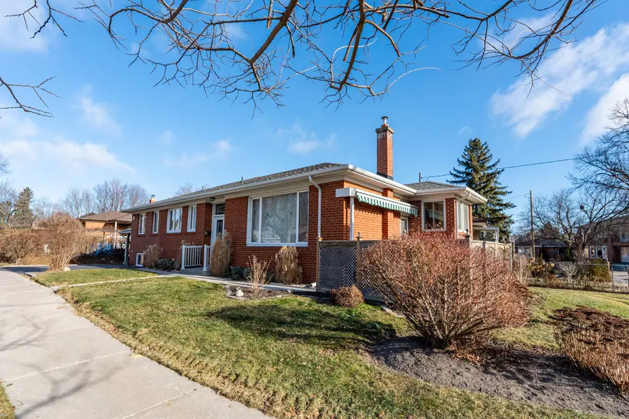 9 Roseglor CRES, Toronto E09, ON M1P 3T5