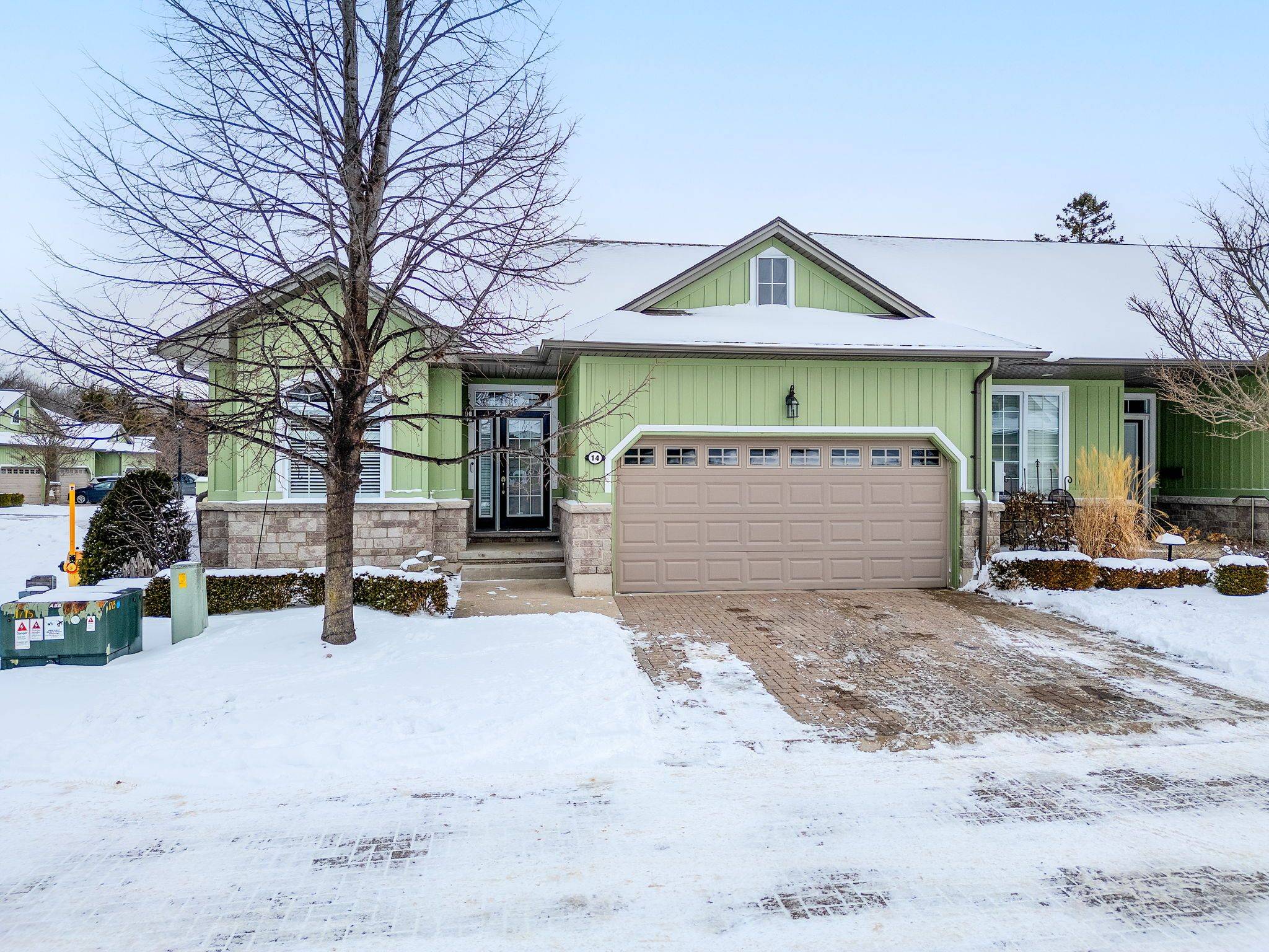 14 Oakwood Links LN, Lambton Shores, ON N0M 1T0