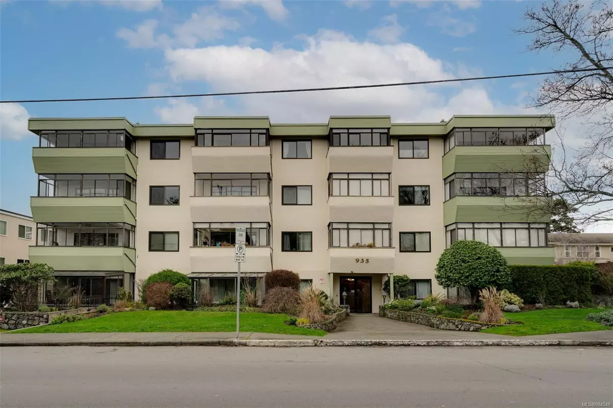 Victoria, BC V8V 3A3,935 Fairfield Rd #302