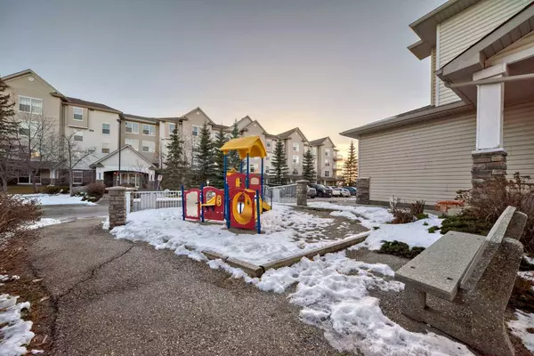 Calgary, AB T2Y 2W3,2000 Applevillage CT SE #405