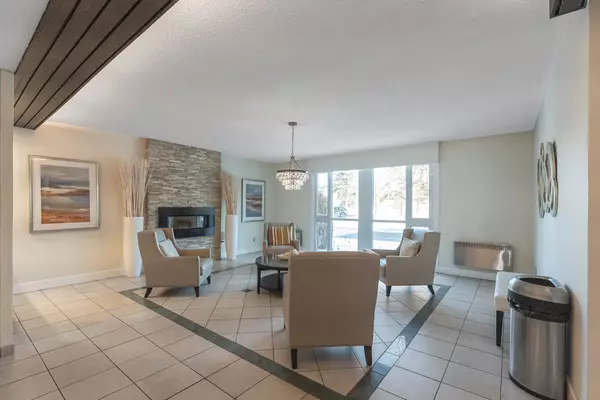 Woodroffe, ON K2B 8G8,1025 Richmond RD #304