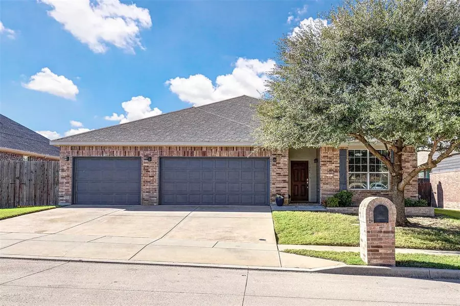 11045 Kenny Drive, Fort Worth, TX 76244