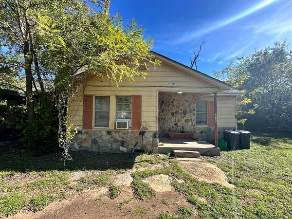 220 Locust Street, Azle, TX 76020