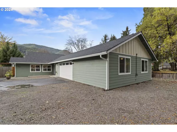 Rogue River, OR 97537,935 PINE ST