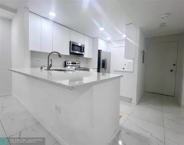 5555 Collins Ave  #14C, Miami Beach, FL 33140