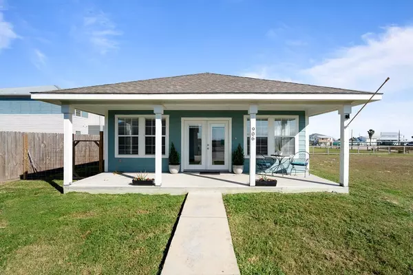 906 E THIRD ST, Rockport, TX 78382