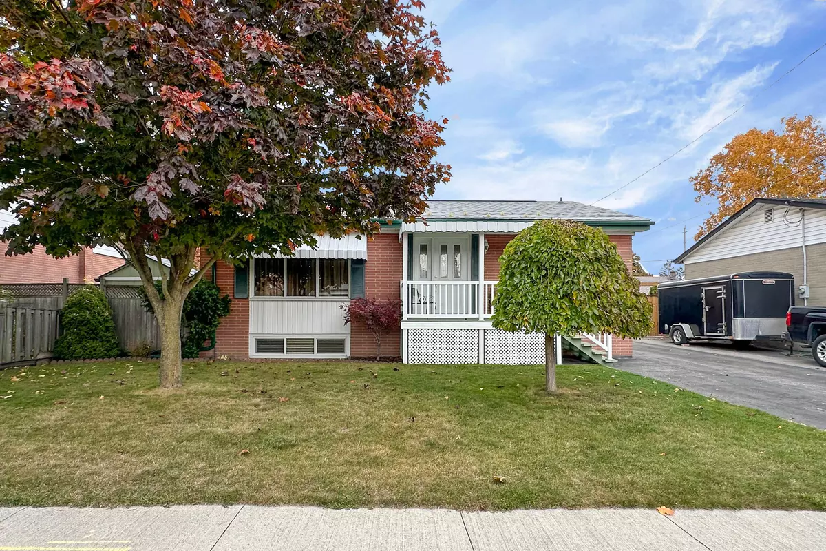 Whitby, ON L1N 1E2,923 Bayview AVE