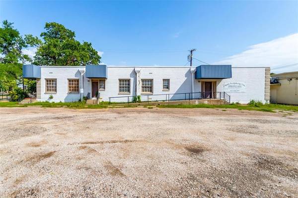 214 N Caddo Street, Cleburne, TX 76031