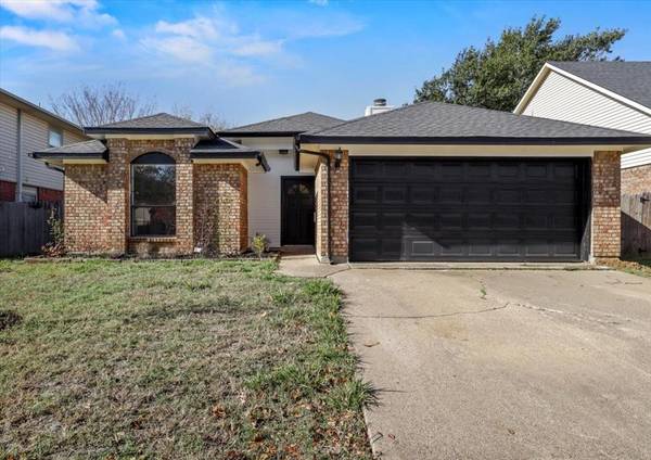 2204 Woodland Oaks Drive,  Arlington,  TX 76013