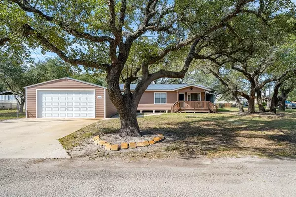 107 Kelly Ln, Rockport, TX 78382