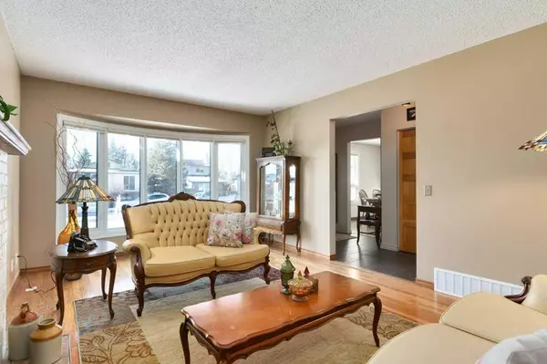 Calgary, AB T2W 3Y5,16 Cedardale Rise Southwest