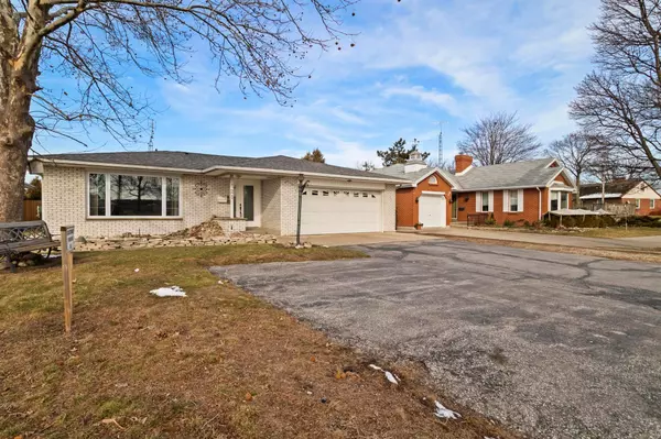 Leamington, ON N8H 2B8,121 Oak ST W