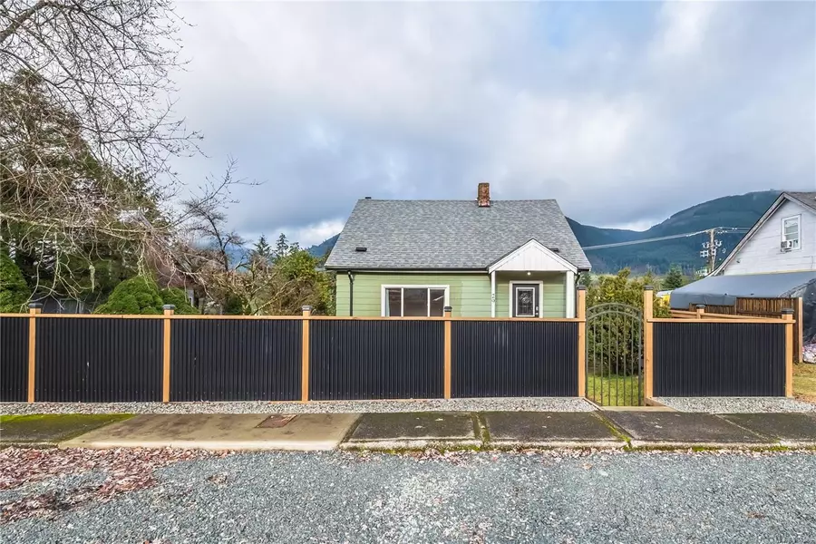 29 Arbutus St W, Lake Cowichan, BC V0R 2G0