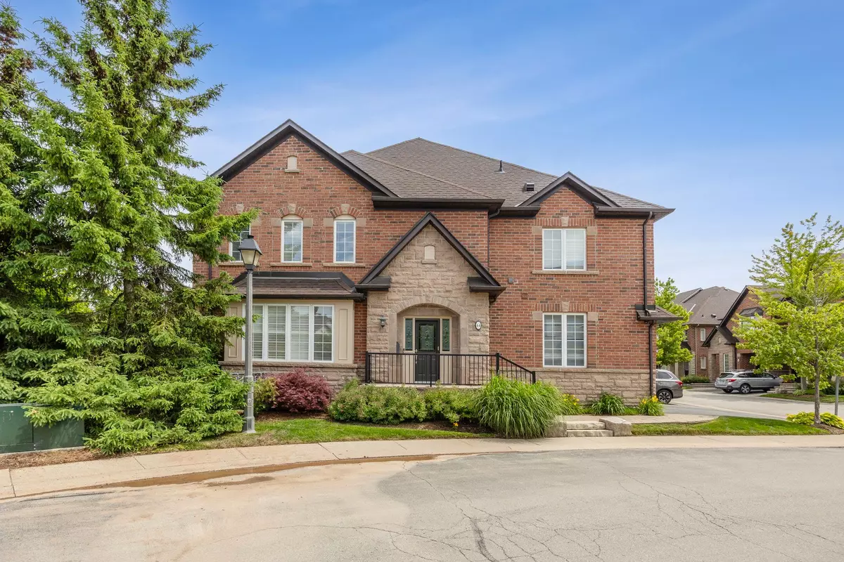 Halton, ON L6H 7J2,300 Ravineview WAY #44