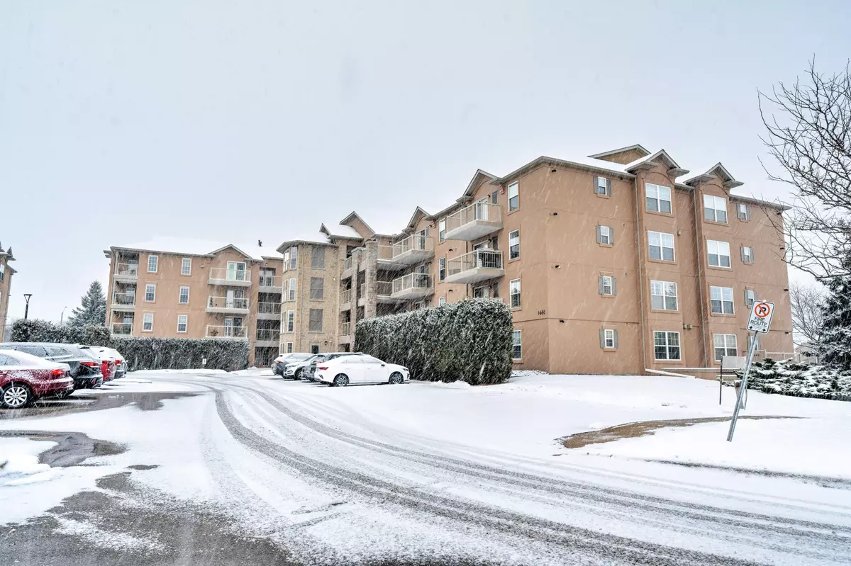 Oakville, ON L6M 4N5,1460 Bishops Gate #109