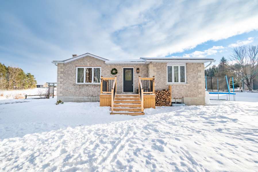 1683 Forest Lea RD, Renfrew, ON K8A 6W6