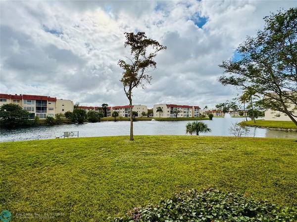 Sunrise, FL 33322,8000 Sunrise Lakes Dr  #106