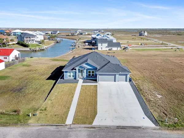 13 Westpointe Dr, Rockport, TX 78382