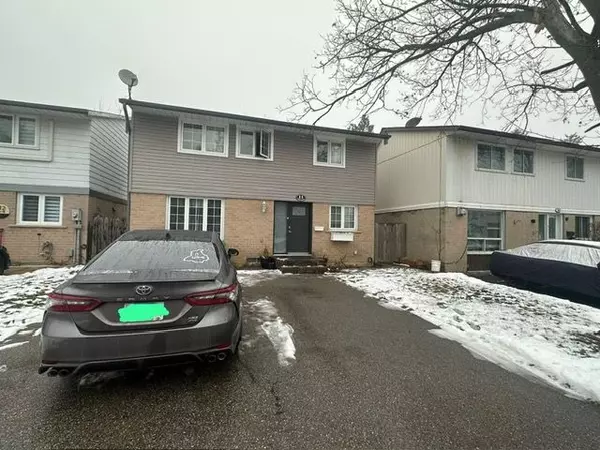 11 Habitat SQ, Brampton, ON L6S 1X7