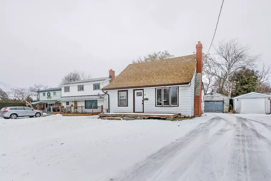 8 Jackson ST, Quinte West, ON K8V 1Z7