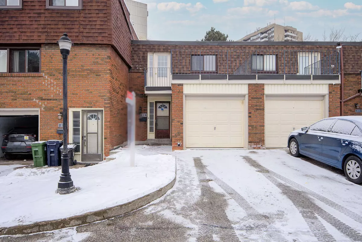 Toronto, ON M1W 1P6,210 Sprucewood CT