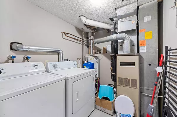 Calgary, AB T3B 1X5,7511 41 AVE NW