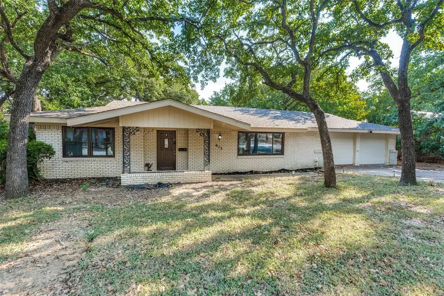 613 Oakwood Avenue, Hurst, TX 76053