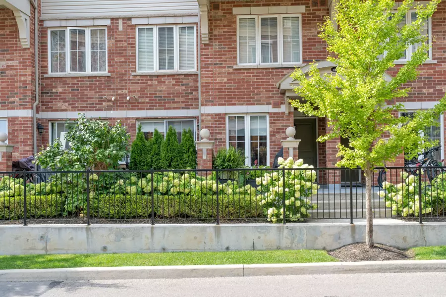 47 Hays BLVD #26, Oakville, ON L6H 0J1