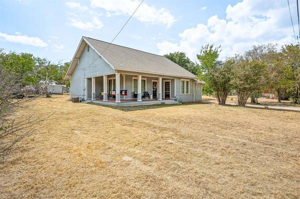 632 E Labadie Avenue, De Leon, TX 76444