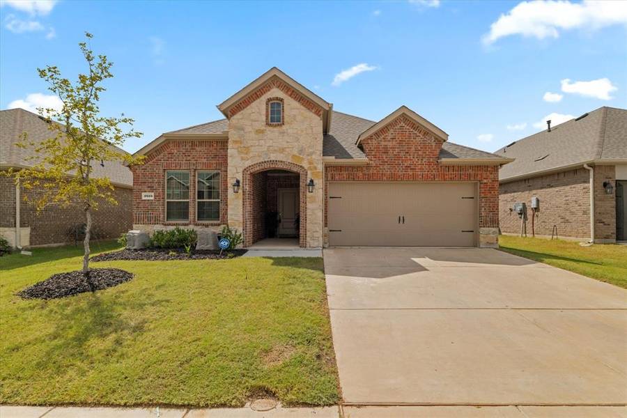 2919 Brady Starr Drive, Aubrey, TX 76227