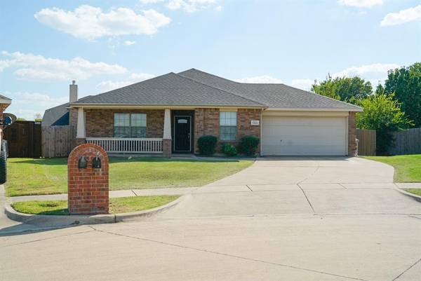 7406 Fossil Creek Drive,  Arlington,  TX 76002