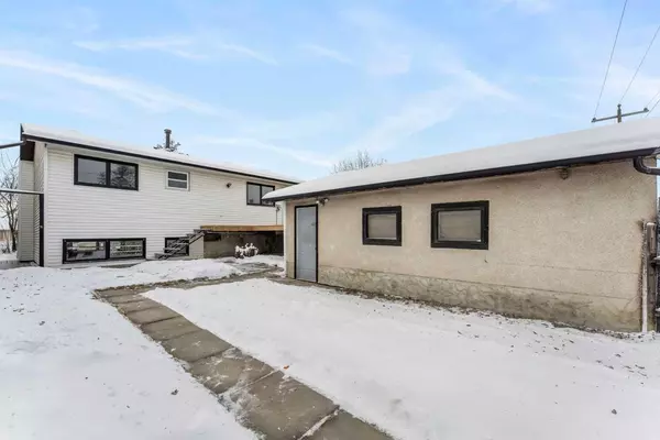 Calgary, AB T1Y 3Y3,895 Pinecliff DR Northeast