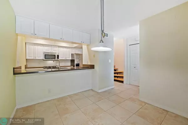 Wilton Manors, FL 33305,676 Kensington Place  #2B