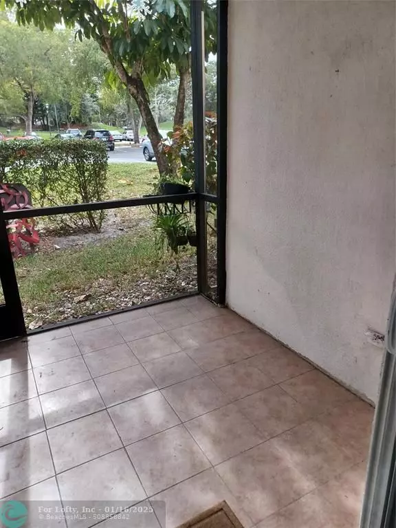 Lauderhill, FL 33319,3740 Inverrary Dr # 1i