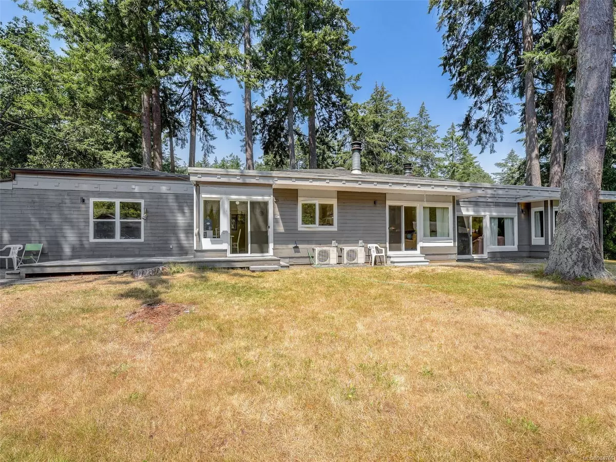 Saanich, BC V8X 3T6,979 Royal Oak Dr