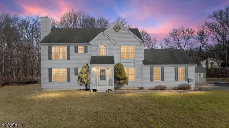 3 Crest Ln, Glen Gardner Boro, NJ 08826