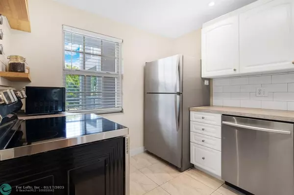 Pompano Beach, FL 33069,575 Oaks Ln  #305