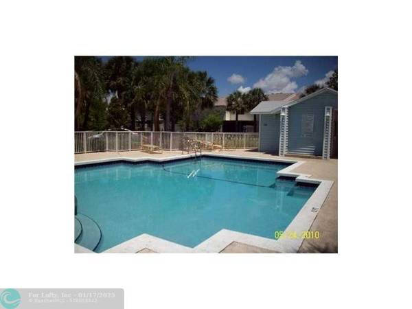 Pompano Beach, FL 33060,215 SW 3rd St  #215