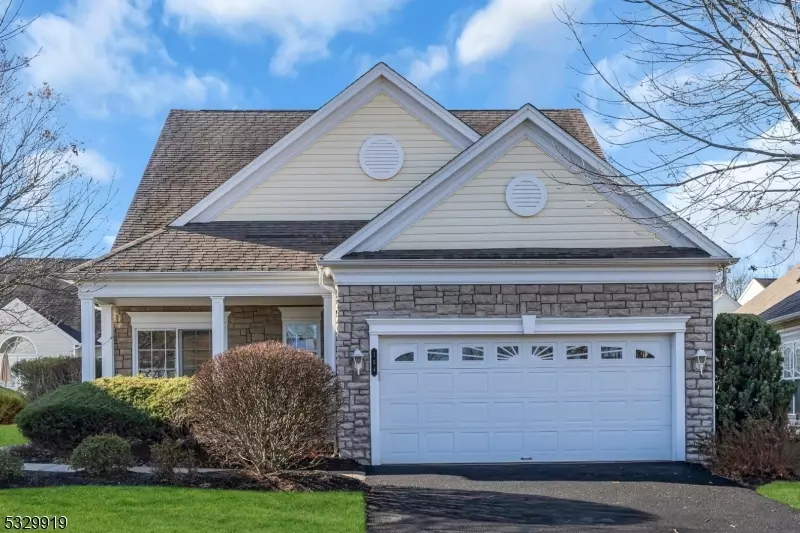 154 Stone Manor Dr, Franklin Twp., NJ 08873