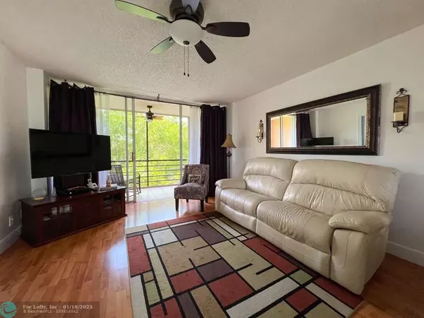 Oakland Park, FL 33309,113 Royal Park Dr  #3A