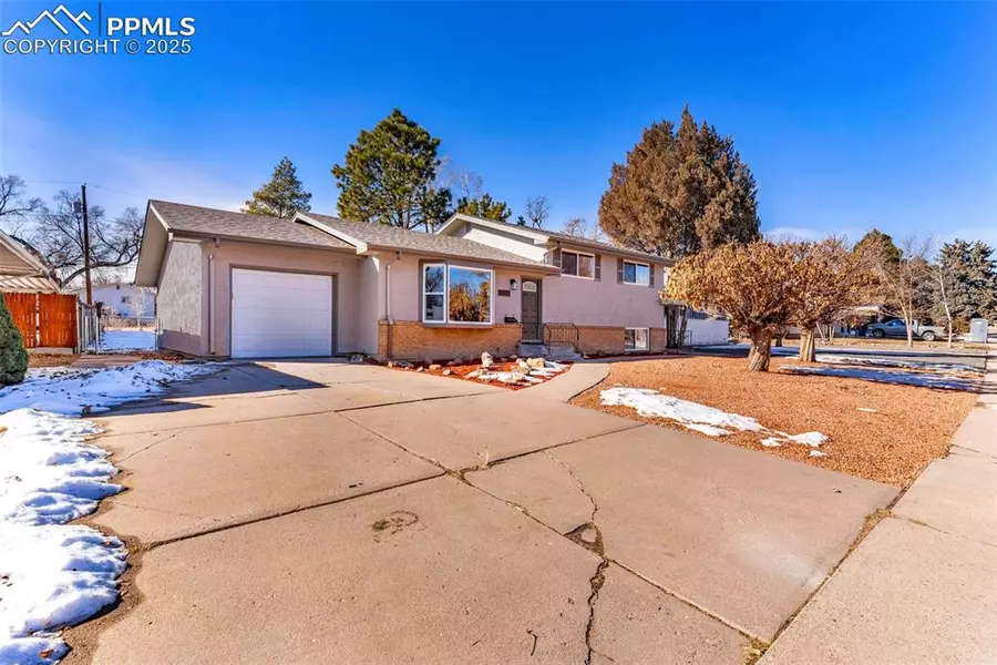 2921 Country Club DR, Pueblo, CO 81008