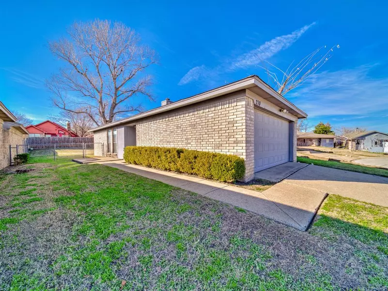 210 Lone Pine, Fort Worth, TX 76108