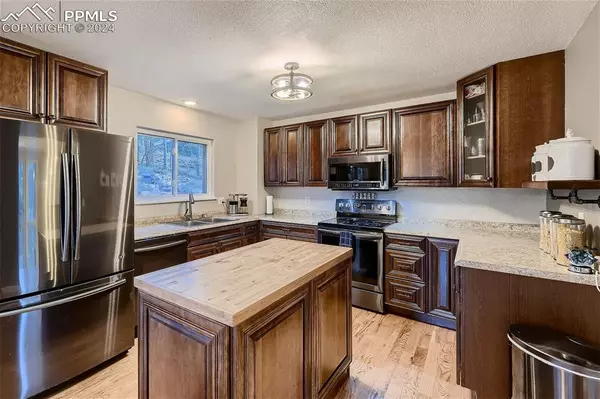 Larkspur, CO 80118,6100 Apache DR