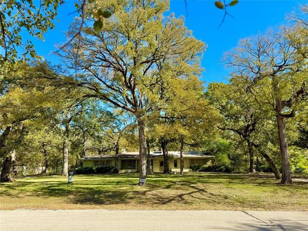 2318 Ingleside Drive, Grand Prairie, TX 75050