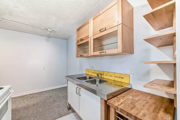 Calgary, AB T3H 2E1,3420 50 ST NW #204