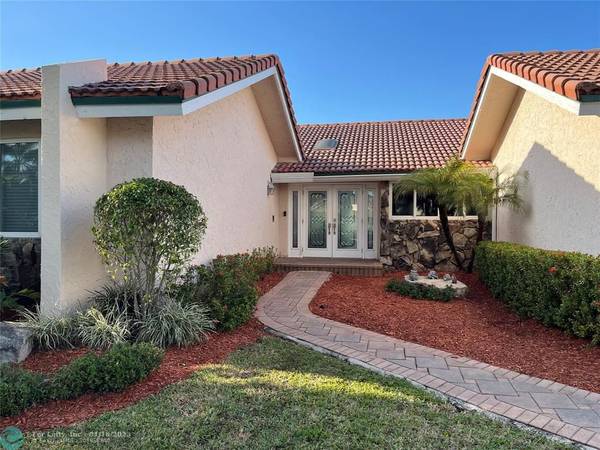 8841 SW 8th St, Plantation, FL 33324