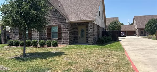 1036 Winscott Road, Benbrook, TX 76126