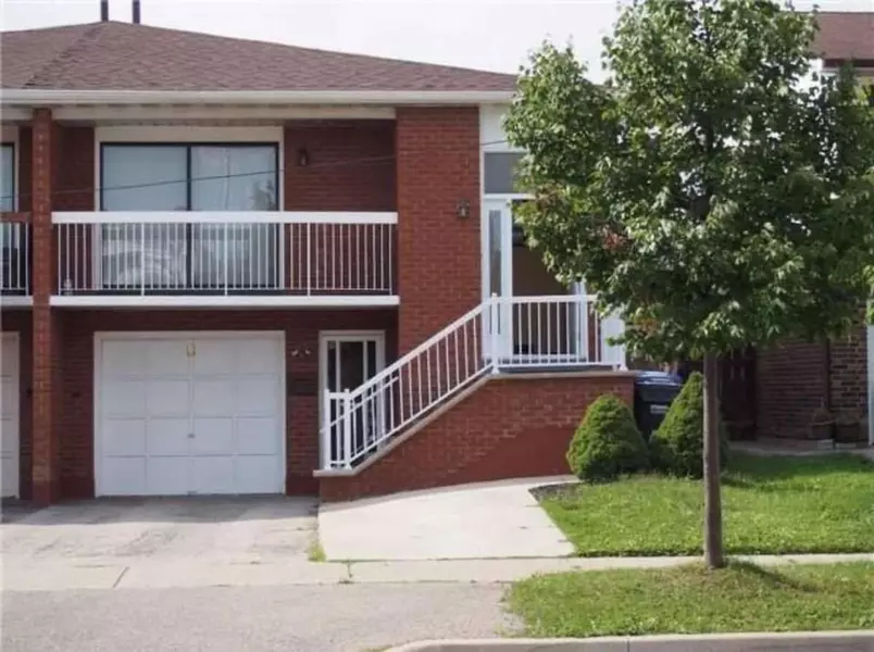 8 Elderwood PL, Brampton, ON L6V 3N3